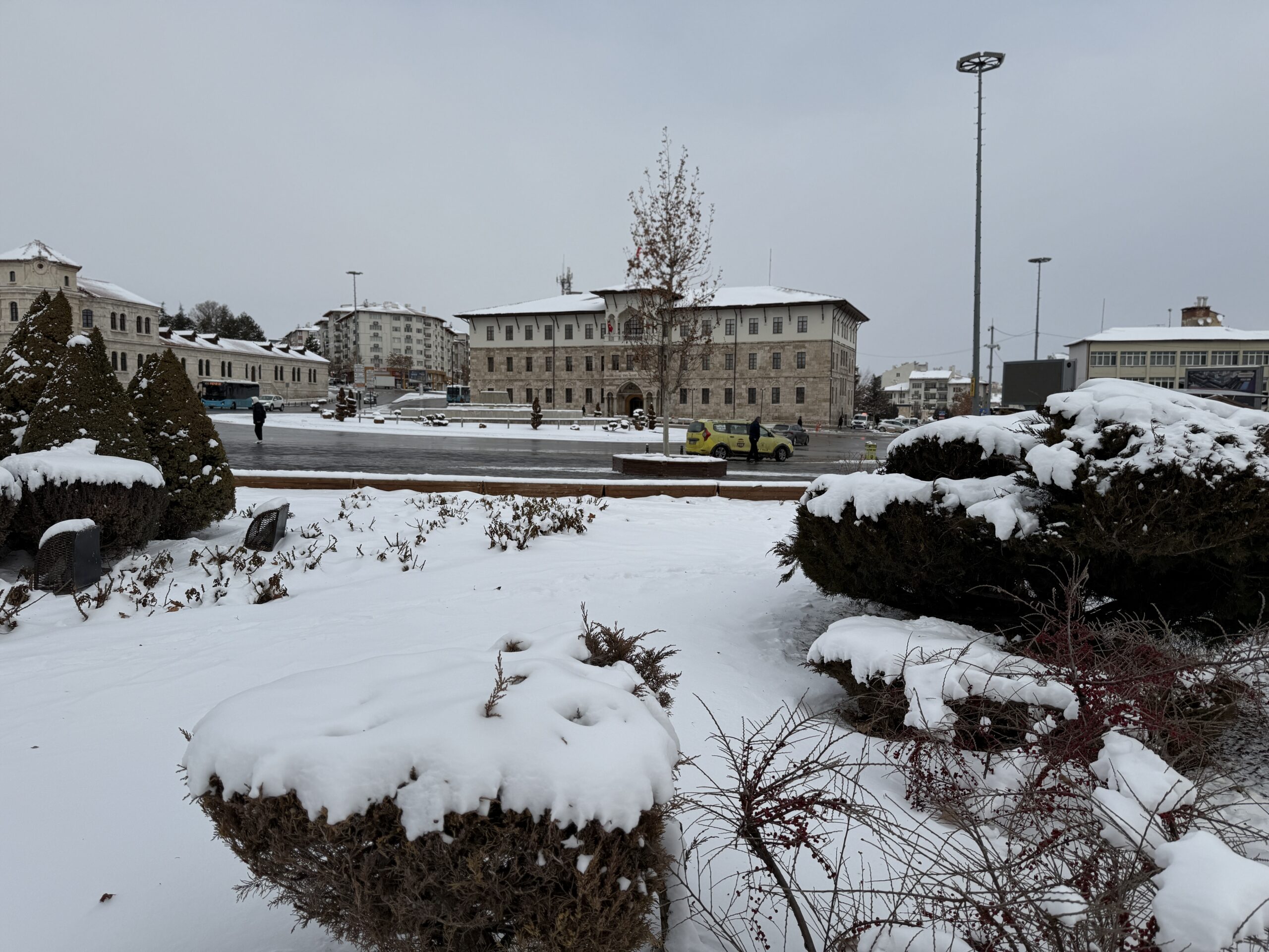 Sivas’ta 374 yerleşim yerinin yolu ulaşıma kapandı