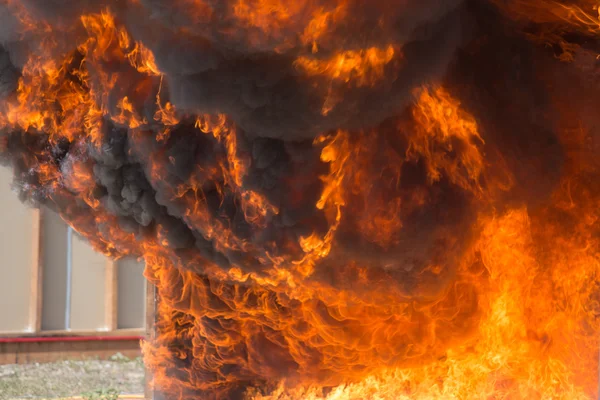 Zeytinburnu’nda İş Yerinde Çıkan Yangın Söndürüldü