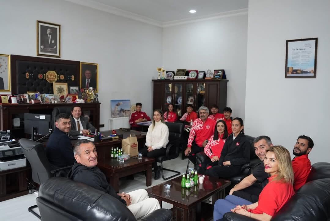 Milli Takım Atletlerinden Kars’ta Anlamlı Ziyaret