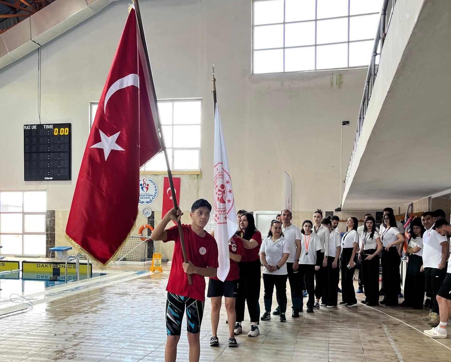 Kars’ta 23 Nisan coşkusu havuzda yaşandı: yüzme il birinciliği tamamlandı