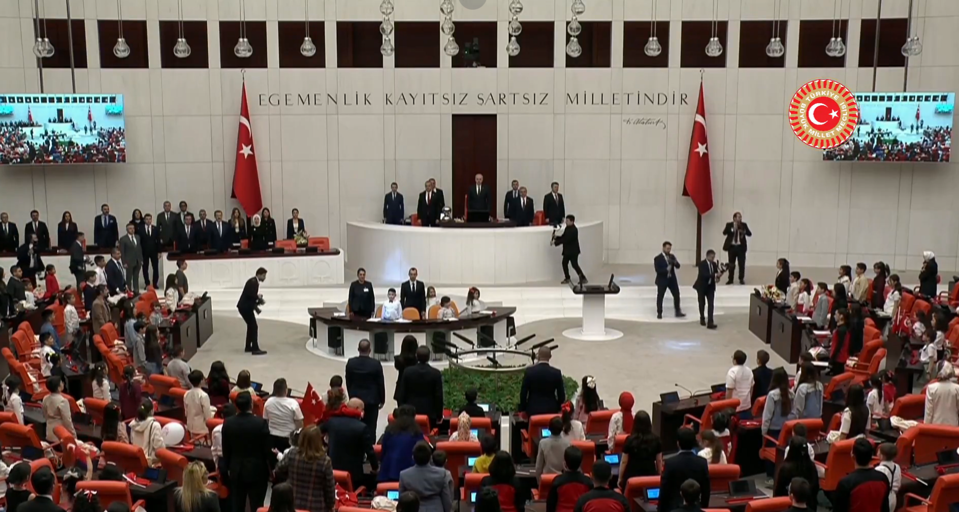 TBMM’de 23 Nisan Özel Oturumu: Numan Kurtulmuş Koltuğunu Çocuklara Devretti