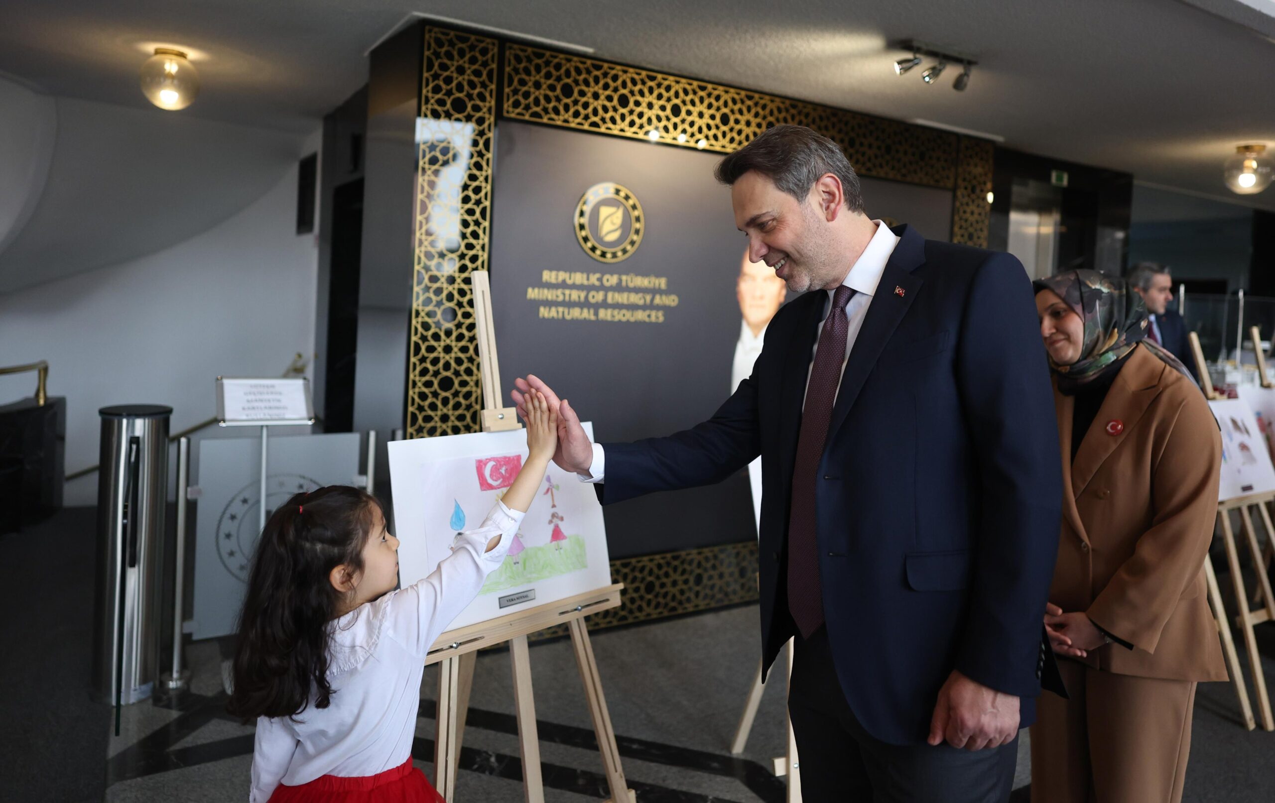 Bakan Bayraktar Minik Ressamlarla Buluştu: “Türkiye Vizyonu İlham Kaynağımız”