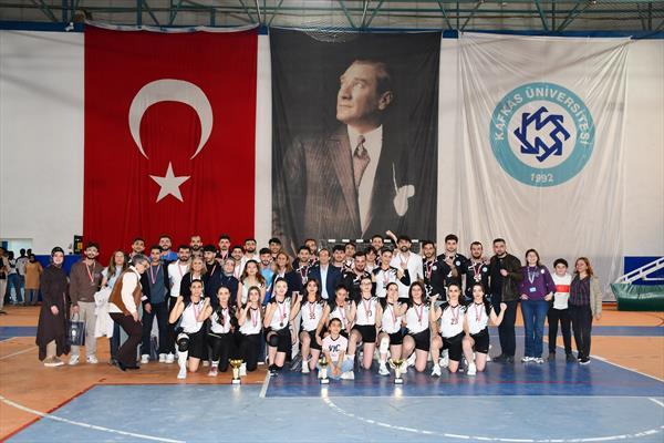 Kafkas Üniversitesi Geleneksel Spor Şenliği, ödül töreniyle taçlandırıldı