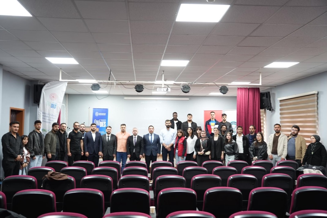 Geçmişten Geleceğe Anlamlı Bir Köprü: “Fütüvvet Sultanı: Gençliğin Aynası Ebu’l-Hasan Harakânî” Belgeseli Gençlerle Buluştu