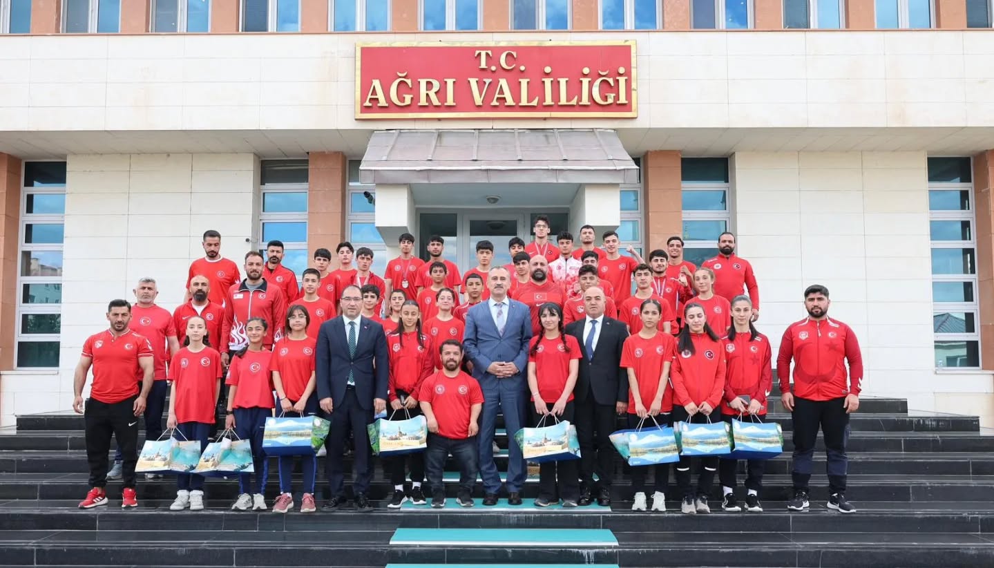 Vali Dr.Önder BOZKURT, ili başarıyla temsil eden 32 sporcu ve antrenörlerini makamında ağırladı.