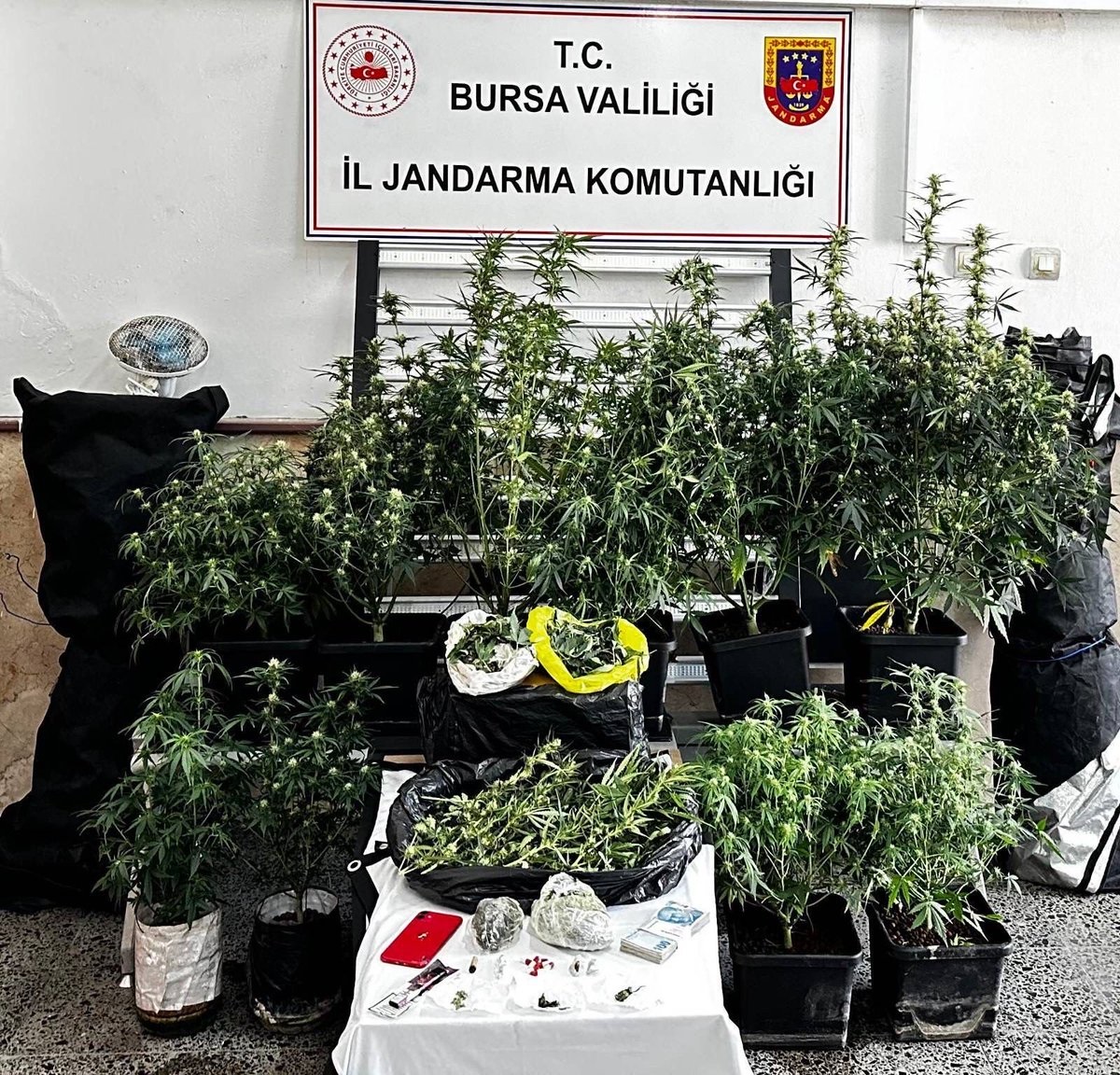 Bursa’da Uyuşturucu Operasyonu: İklimlendirme Sistemi ve Kilo Bazında Esrar Ele Geçirildi