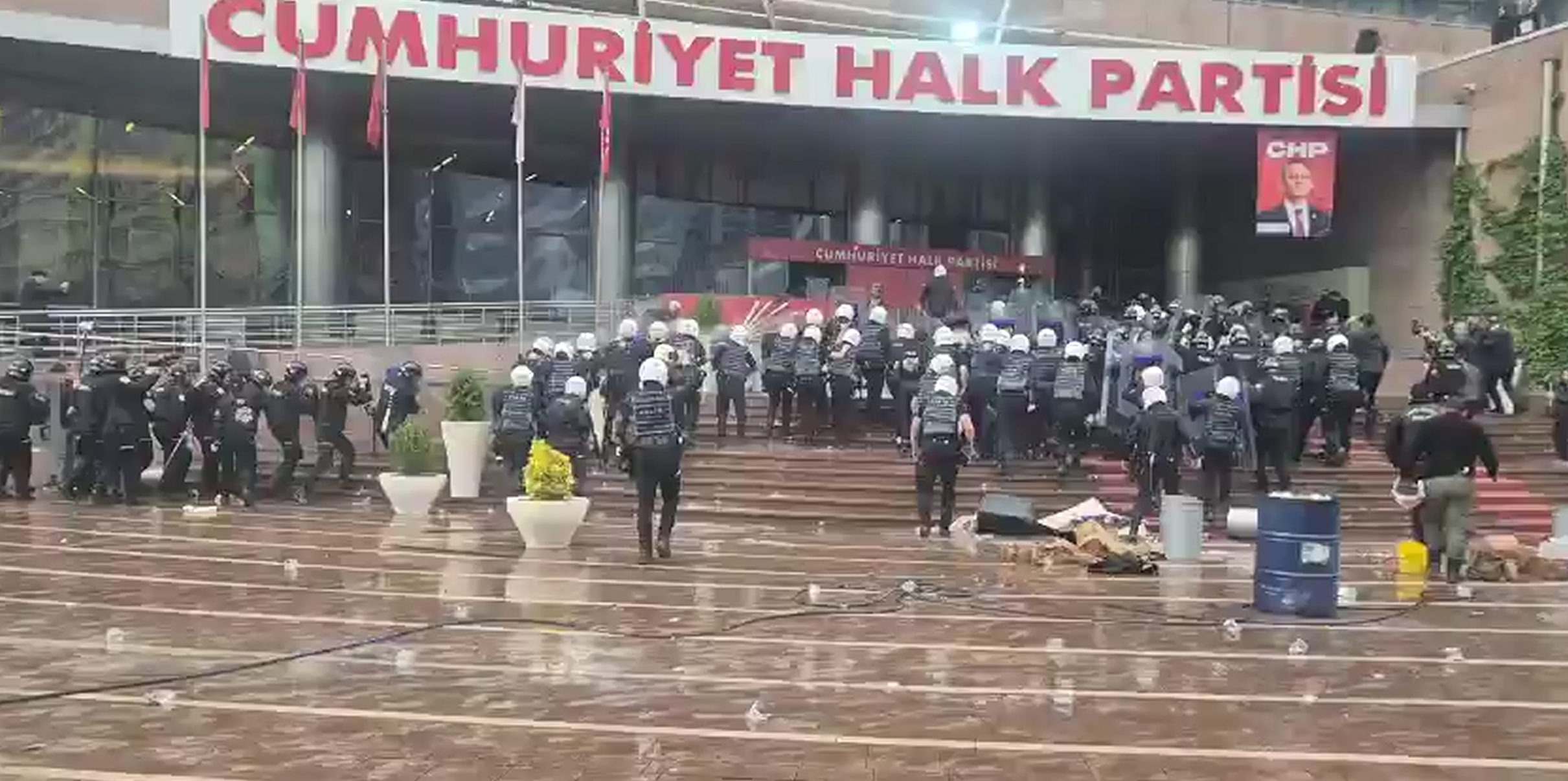 Polis Ekipleri CHP Genel Merkezi’ne Girdi: Bahçe Kapısı Yıkıldı, Biber Gazlı Müdahale Gerçekleşti