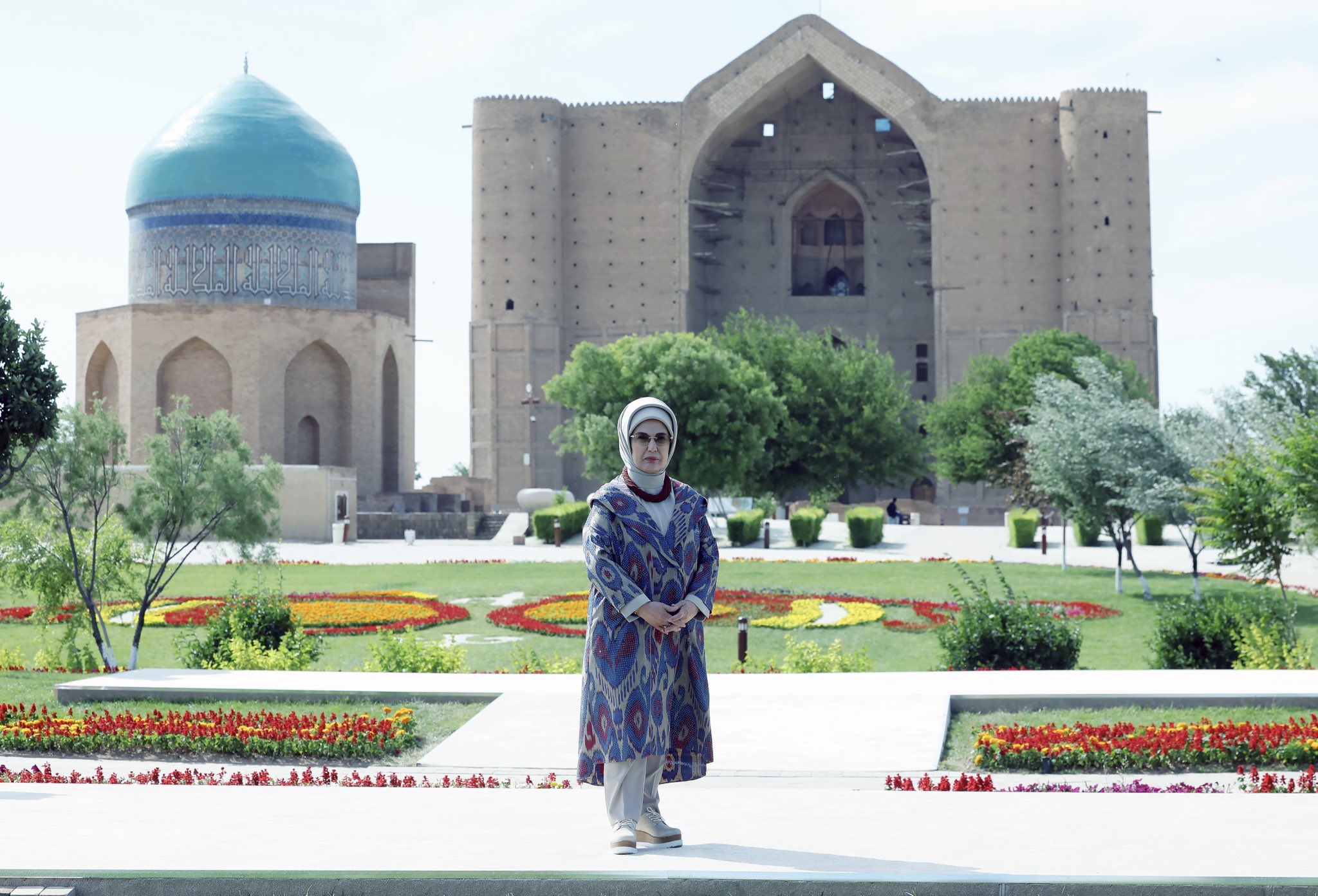 Emine Erdoğan Kazakistan’da Hoca Ahmet Yesevi Türbesi’ni Ziyaret Etti