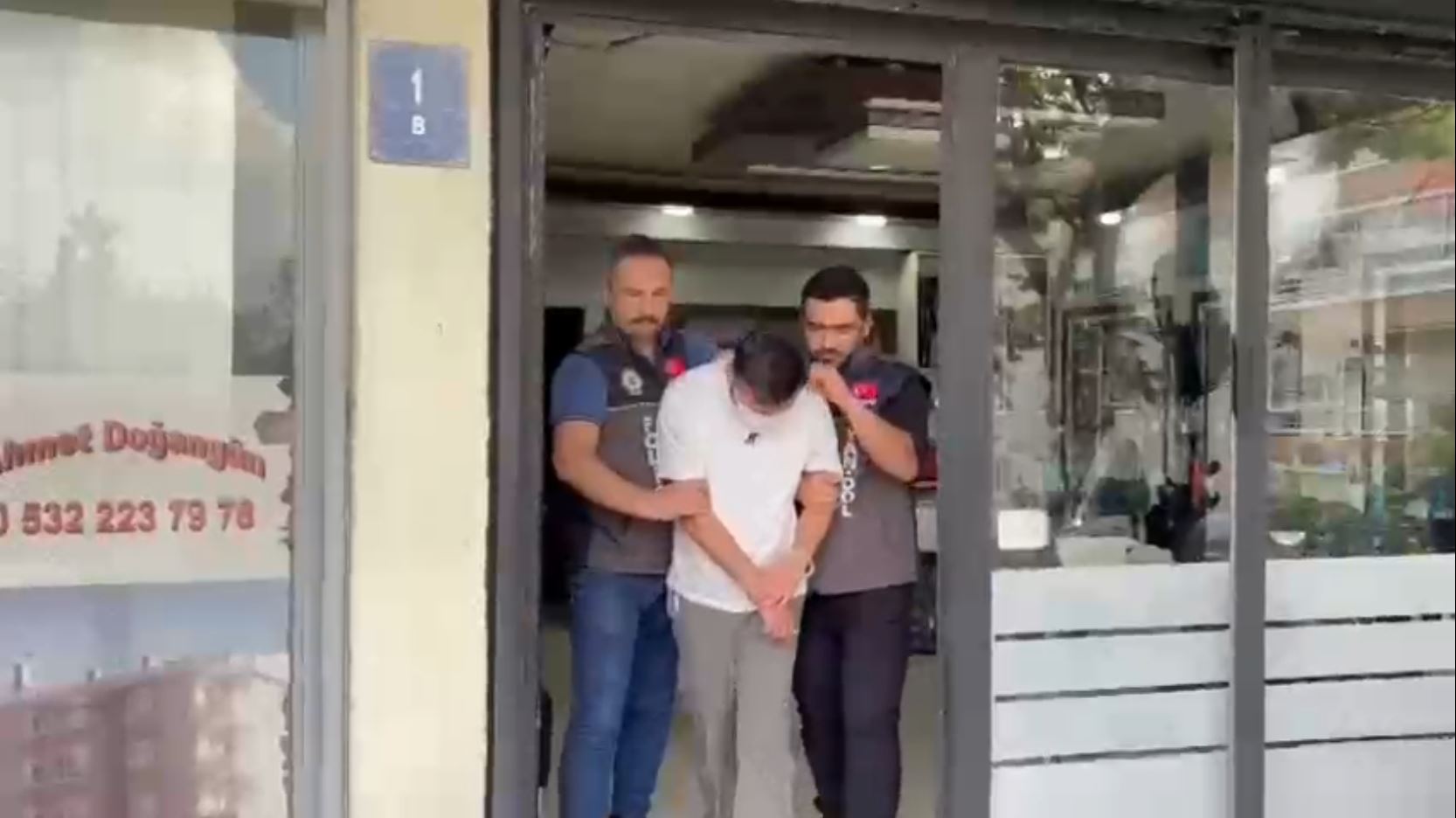 Ankara’da Kendilerini Polis Ve Savcı Olarak Tanıtan Dolandırıcılar Yakalandı