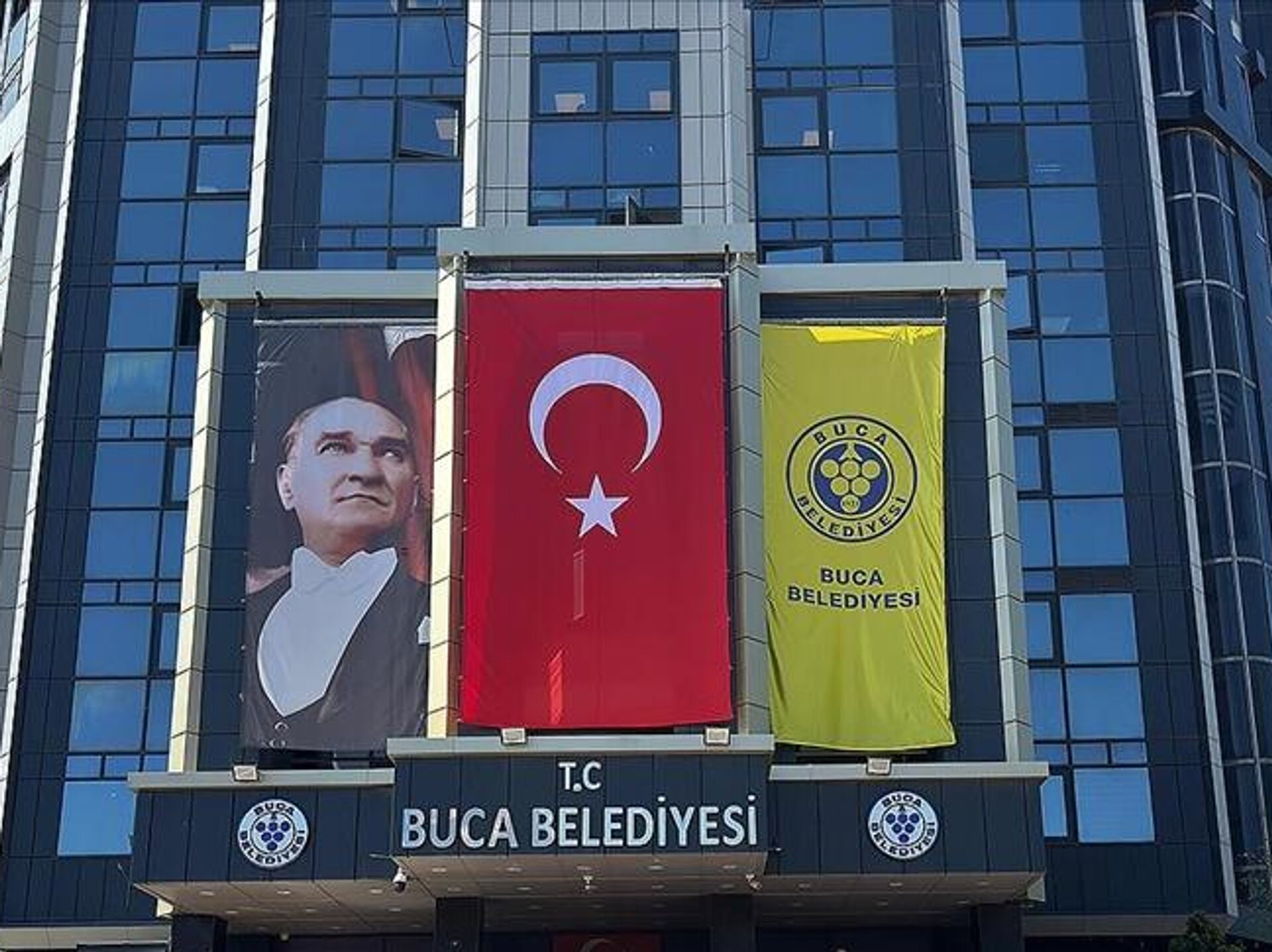 İzmir Buca Belediyesi’ne Yönelik Operasyon: Mevcut ve Eski Başkanlar Gözaltında