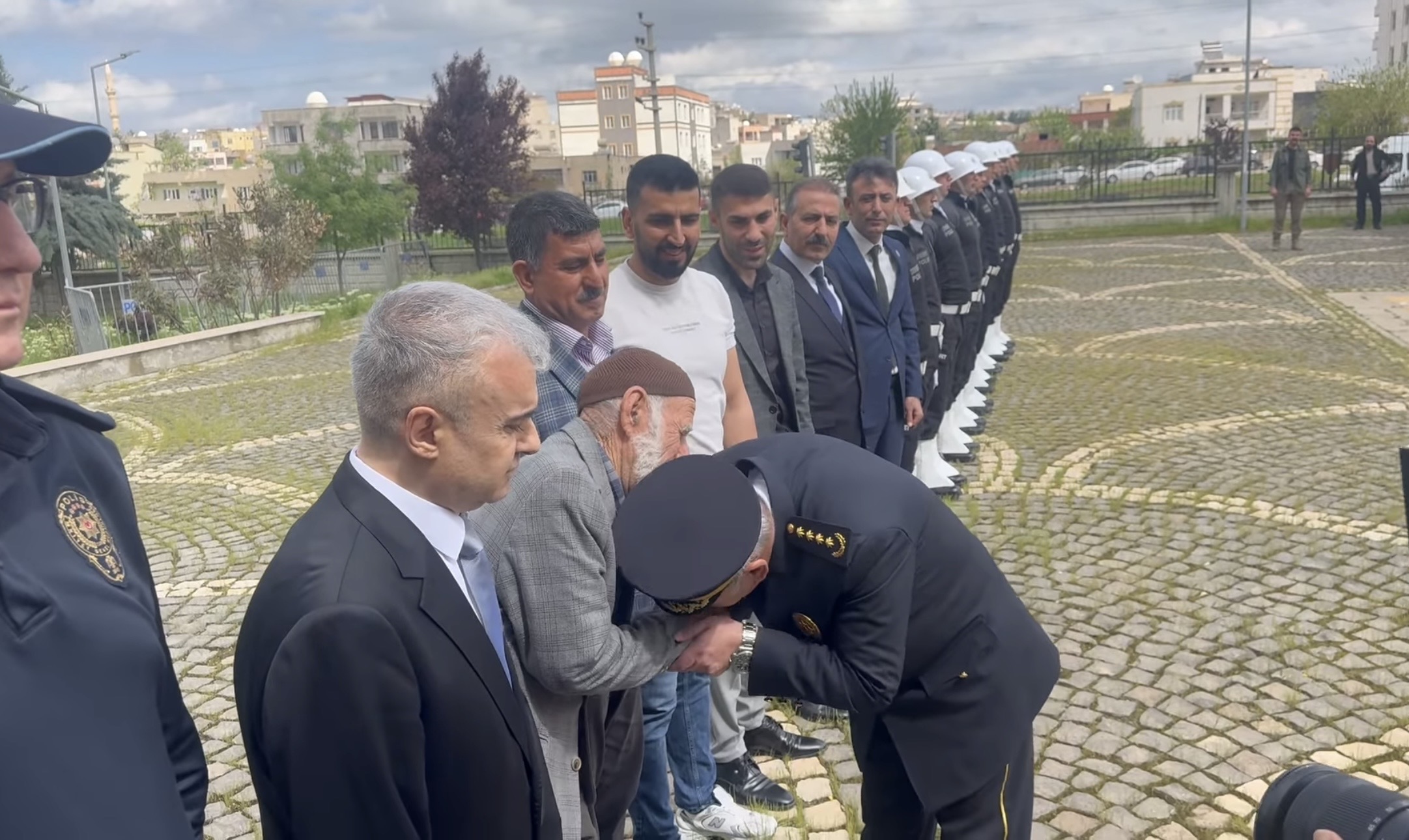 Konyalı Siirt Emniyet Müdürü Mehmet Özdemir’den Siirtli Şehit Babasına Duygulandıran Vefa