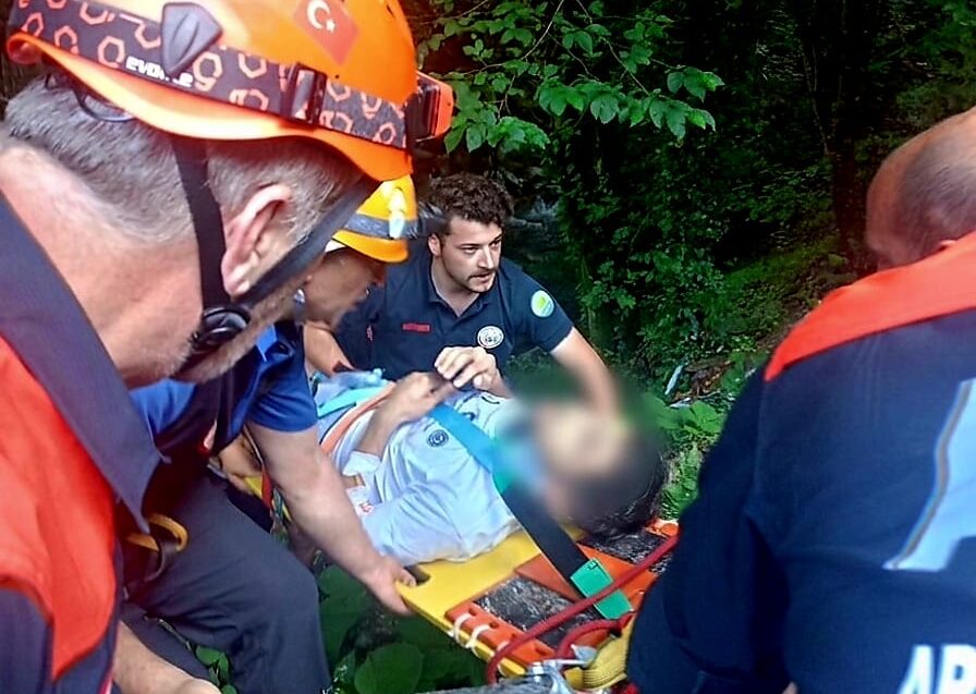 Motosiklet Kazasında Vadiye Düşen Sürücü Kurtarıldı