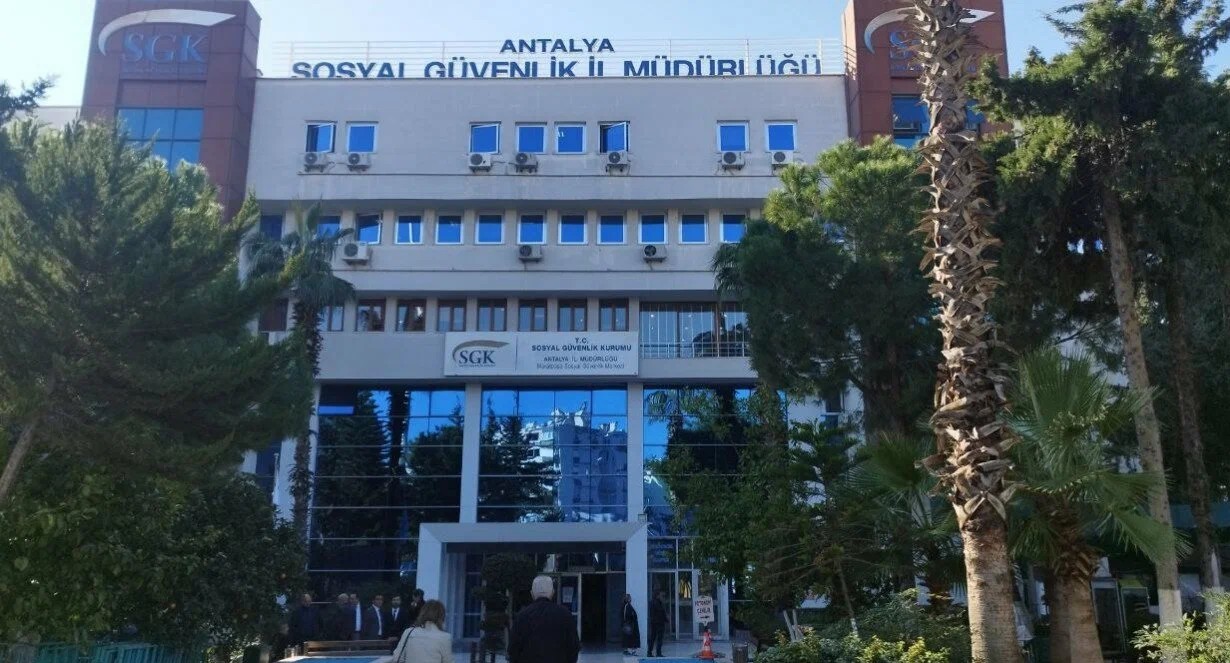 Antalya’da SGK İl Müdürü’nün de Aralarında Bulunduğu 3 Şüpheli Rüşvet Soruşturmasında Tutuklandı