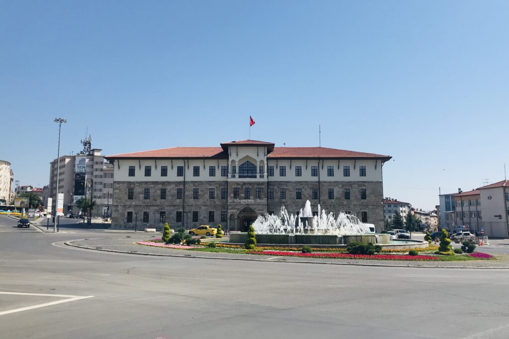 Sivas Kent Meydanı ve tarihi Hükümet Konağı yaz sezonu görünümü